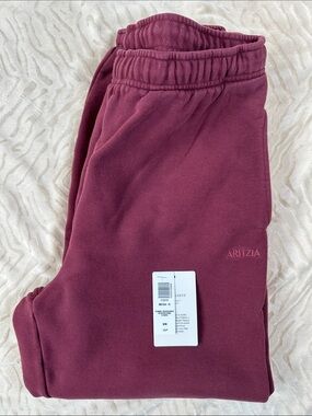 Aritzia Sweatfleece Mega Joggers in Sumac Burgundy Size M